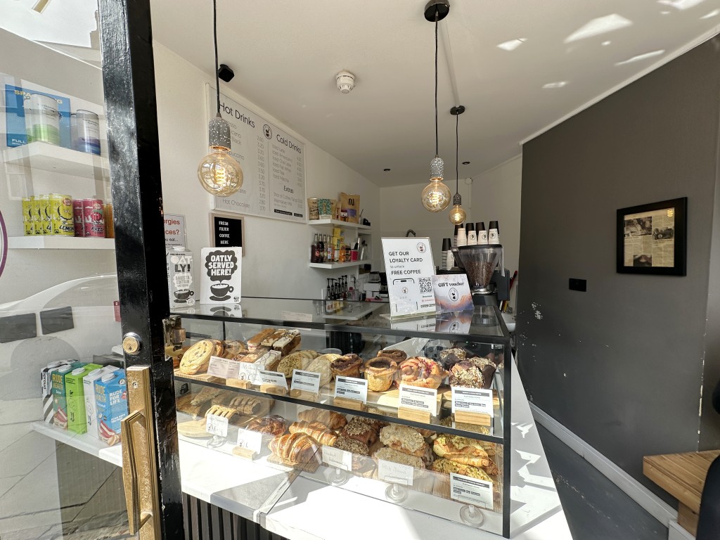 Lot: 79 - MIXED FREEHOLD RESIDENTIAL AND COMMERCIAL INVESTMENT - Internal of 57 Kings Road Commercial Unit